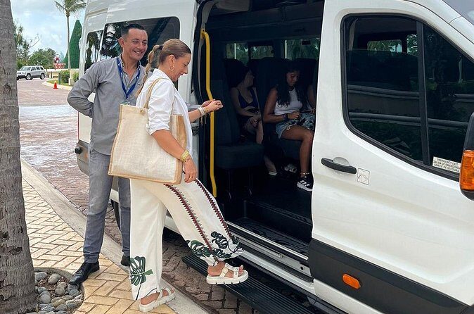 Transfer Airport to Hotel Nickelodeon from 1 to 8 persons - FAQ