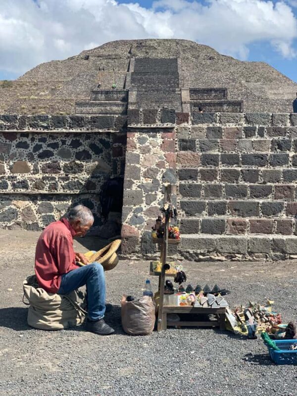 Trip through Teotihuacan, Basilica and Mezcal tasting. - Key Points