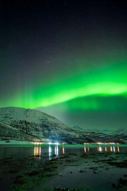 Tromsø: Northern Lights in a minibus with free photos and a warm meal! - Key Points