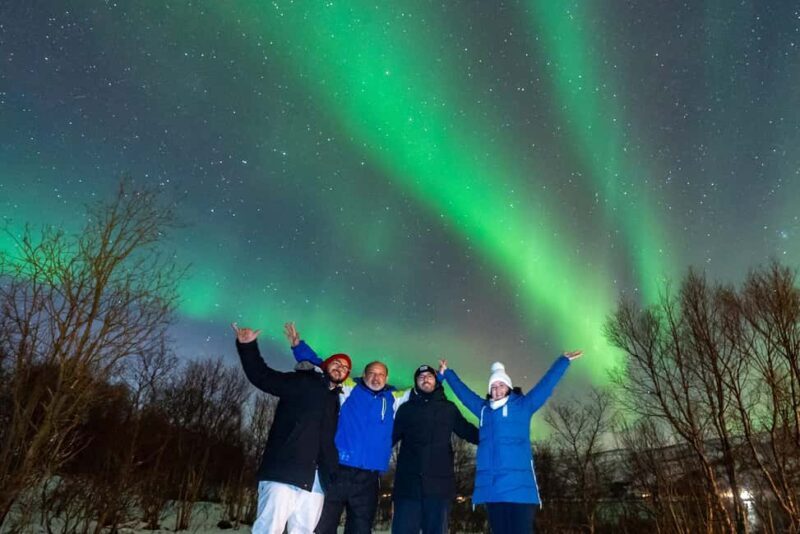 Tromsø: Northern Lights Tour with Photos, Hot Meal & Drinks - Transportation & Comfort