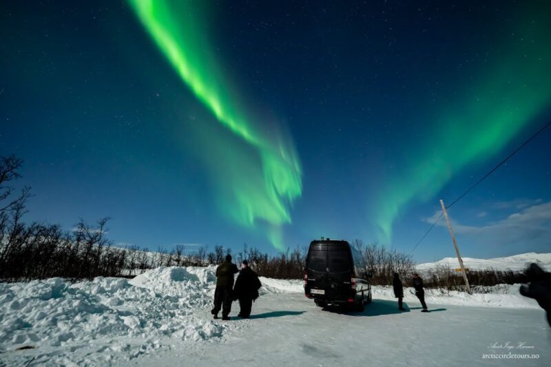 Tromsø: Northern Lights Tour with Photos, Hot Meal & Drinks - Food, Photos, and Extras