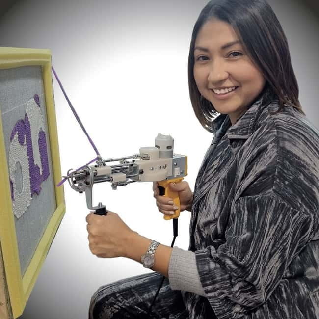 TUFTING: Learn how to make a rug during a fun class in Valencia. - The Atmosphere and Setting