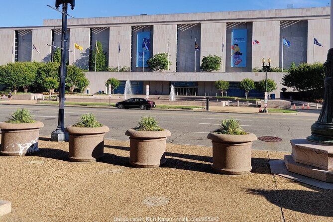 Two Smithsonian Museums Private Tour: American & Natural History - FAQs