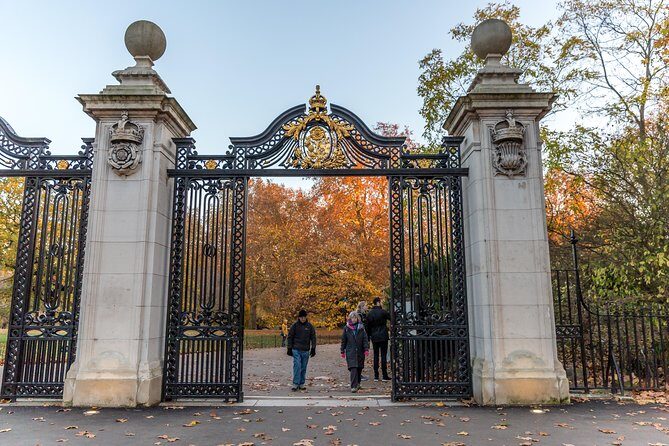 Unique London Walk: Secrets of Mayfair - Private Tour - St. Jamess Palace and the World of Royal and Fashion Influence