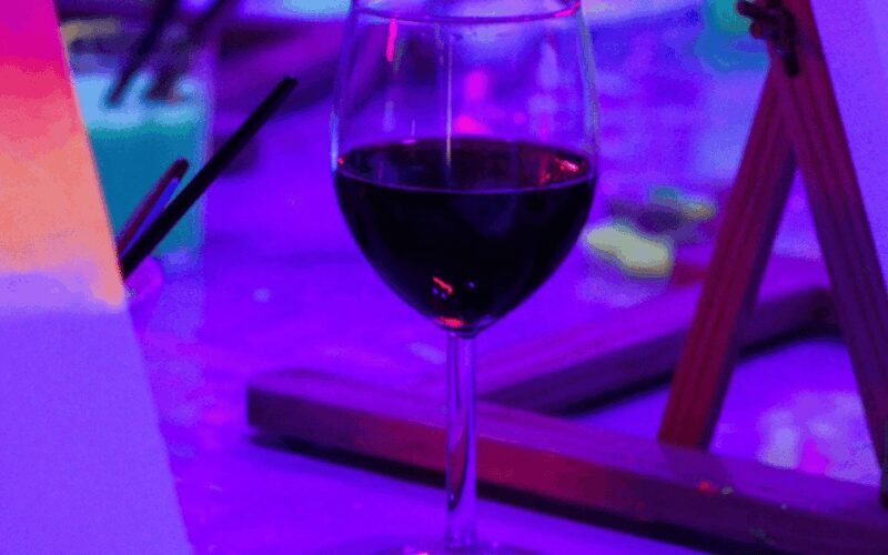 Valencia: Fluorescent painting workshop and wine - Key Points