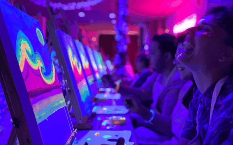 Valencia: Fluorescent painting workshop and wine - An Artistic Night Out in Valencia
