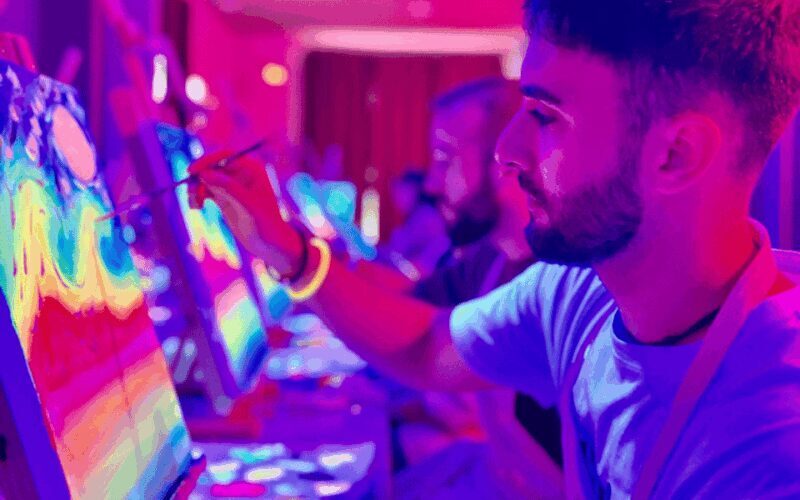 Valencia: Pinta un cuadro fluorescente y bebe vino - Introduction