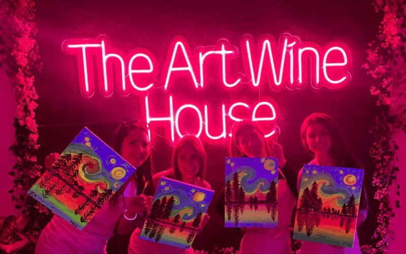 Valencia: Pinta un cuadro fluorescente y bebe vino - What to Expect from the Neon Painting and Wine Experience