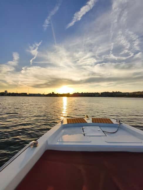 Valencia: Romantic Boat Experience for Couples - Key Points
