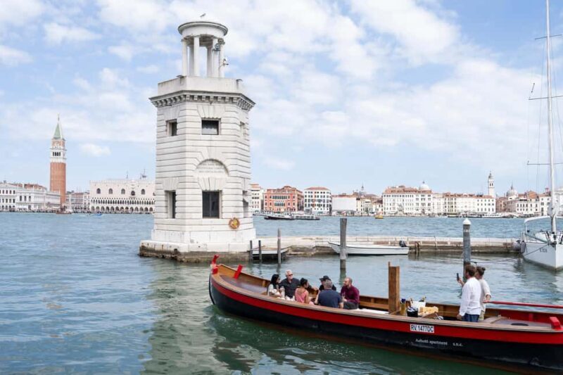 Venice at sunset: a tour on a historic 1955 bragozzo with an aperitif - FAQ