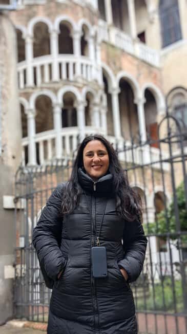 Venice: Early Morning Walking Tour with a Local Guide - The Guide and Group Experience