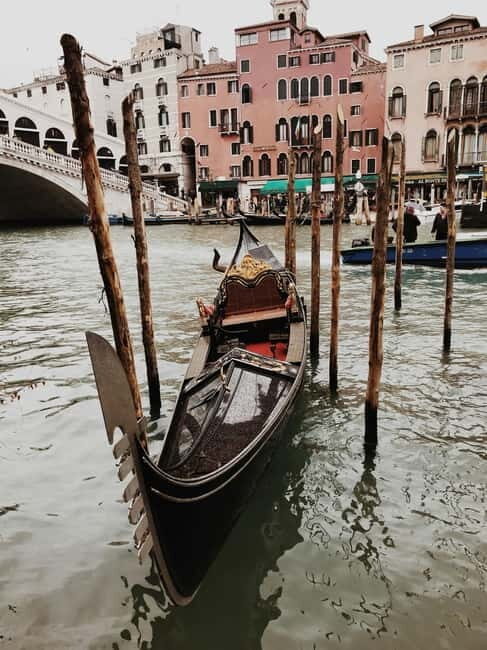 Venice: Gondola tour with live introductory commentary and audio guide - Key Points