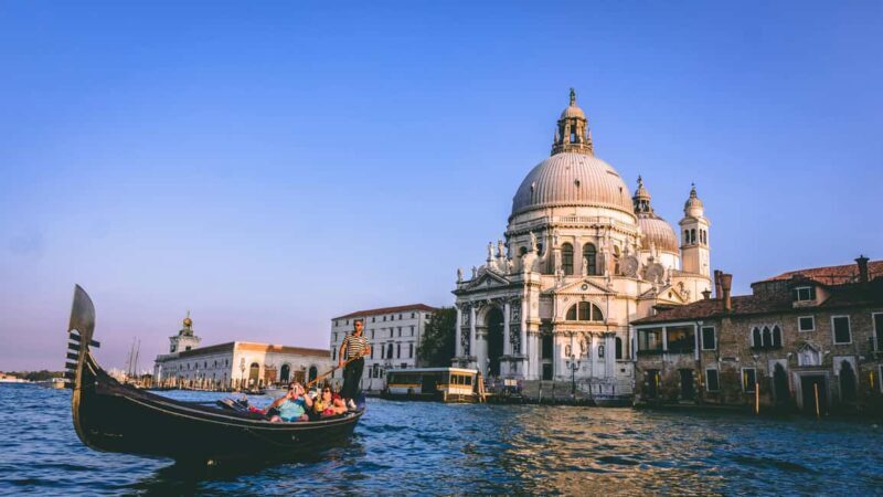 Venice: Grand Canal Gondola Crossing Experience - Key Points