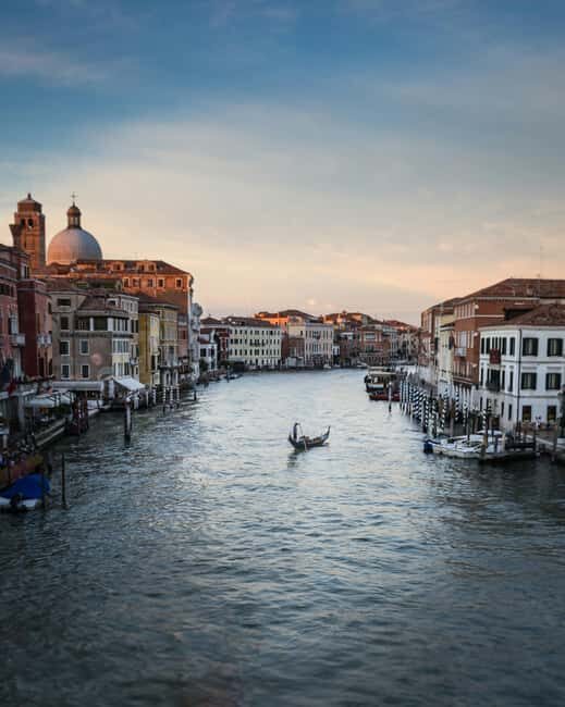 Venice: Grand Canal Gondola Crossing Experience - The Details of the Gondola Crossing
