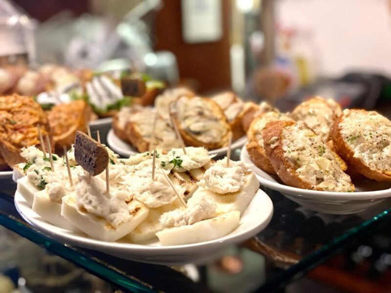 Venice: Guided City Highlights and Street Food Tour - Sightseeing and Monuments