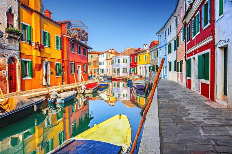 Venice Islands: Murano Glass & Burano Colors Guided Visit - Lace-making demonstration: the craft behind Burano’s fame