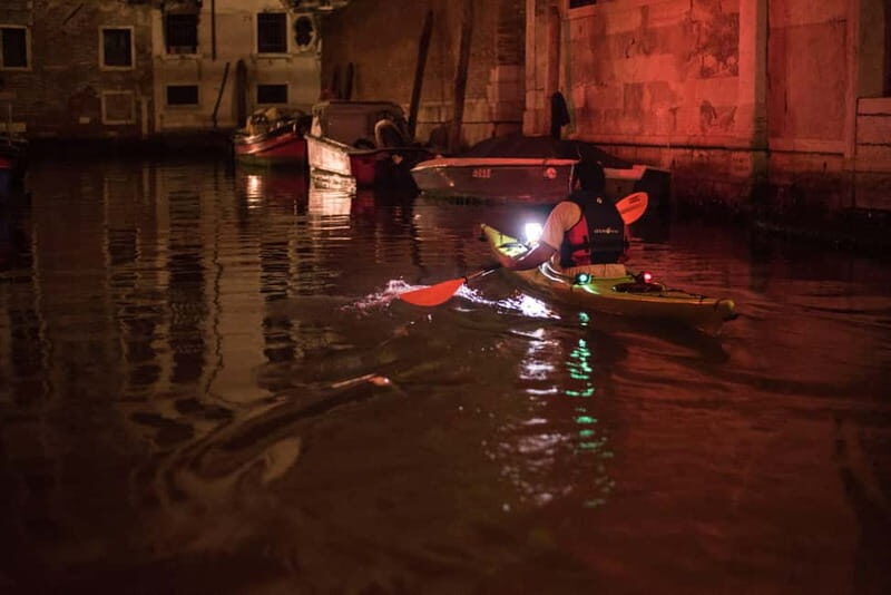 Venice: Night + Sunset Kayak Tour Kayak in the Canals - The Experience of Guides and Group Dynamics