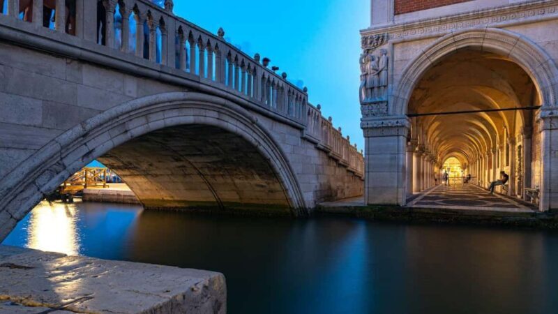 Venice: Shared Gondola Ride at Sunset - The Guide and Group Dynamics