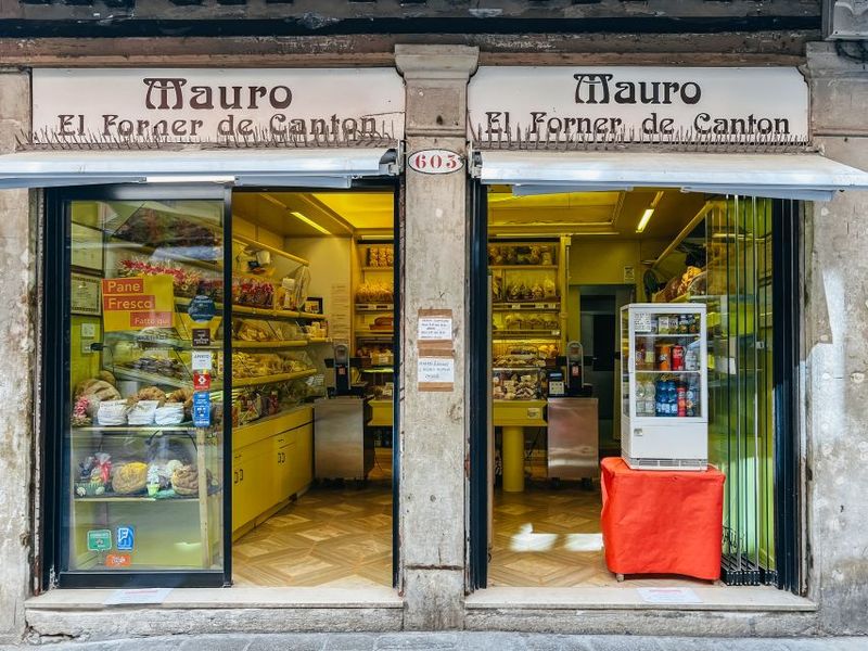 Venice: Street Food Tour with a Local Guide and Tastings - Gelato and a finish near Dorsoduro’s Campo Santa Margherita