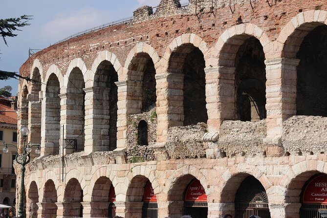Verona : City Center Walking Tour with expert Local Guide - Exploring the Classic Verona Highlights