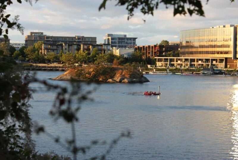 Victoria: Private Hot Tub Boat Rental - Key Points