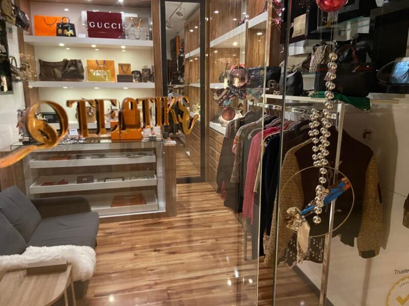 Vienna in Easter: Markets & Vintage Fashion Guided Tour - The Experience in Detail