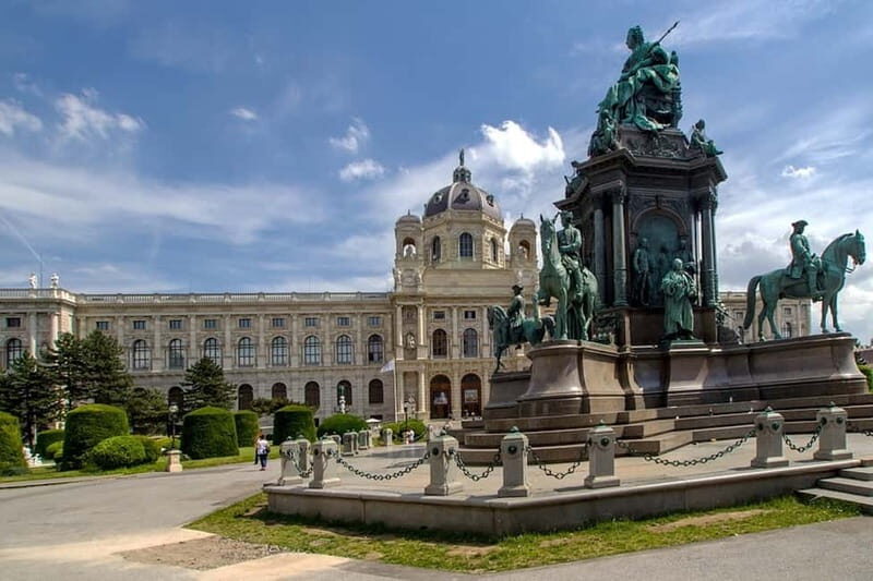 Vienna: Sightseeing Tour in an 8 seats electric classic car - Key Points