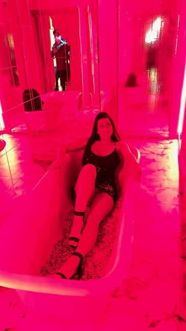 Vigo: Thematic Tour Selfie Experience Gallery Vigo-Galicia - Key Points