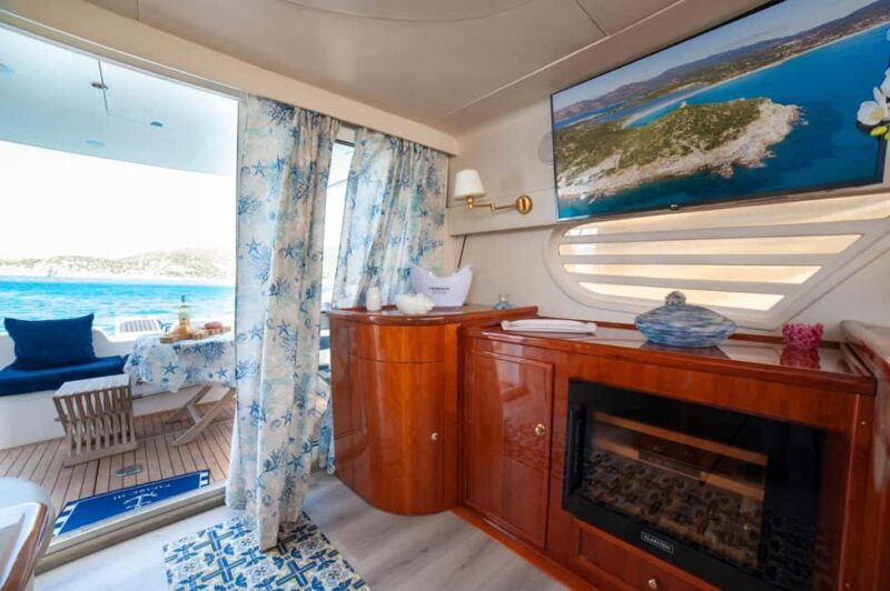 Villasimius: Day Yacht Cruise with Aperitif and Lunch - Key Points