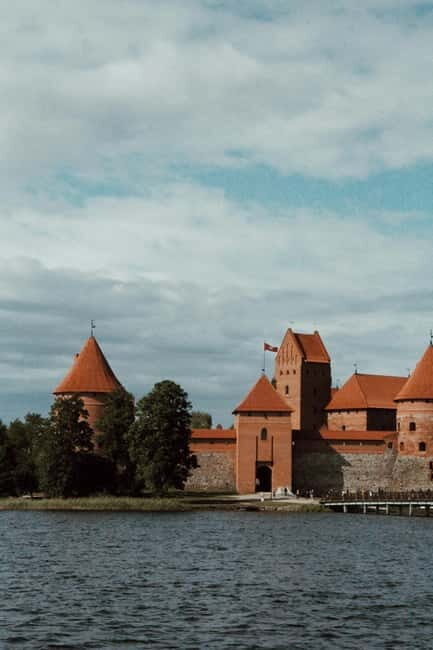 Vilnius to Trakai Island Guided Tour with Chocolate Tasting - Key Points