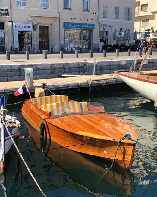Vintage boat tour of Marseille Old Port for couples (1h) - The Experience in Detail