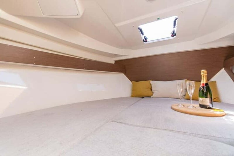 VIP Prague YachtBoat SPEED Experience: All-You-Can-Drink - The Highlights of the Tour