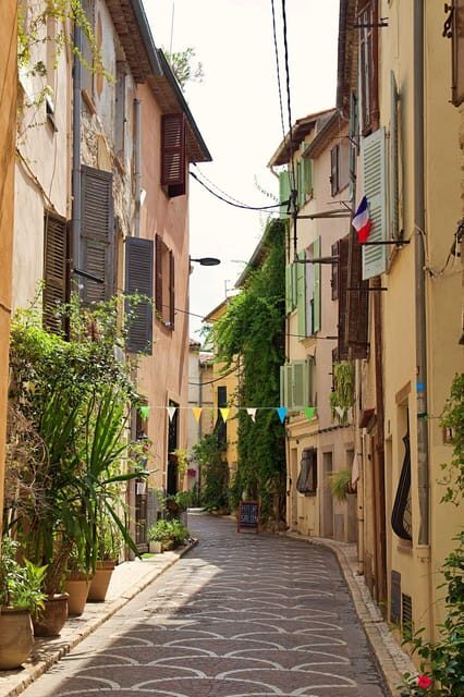 Visit Saint Paul de Vence, Antibes, and Cannes: 7-Hour Tour - FAQ