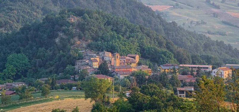 Visit to the medieval village of Trebecco Castle and the Church of St. Fermo - Key Points