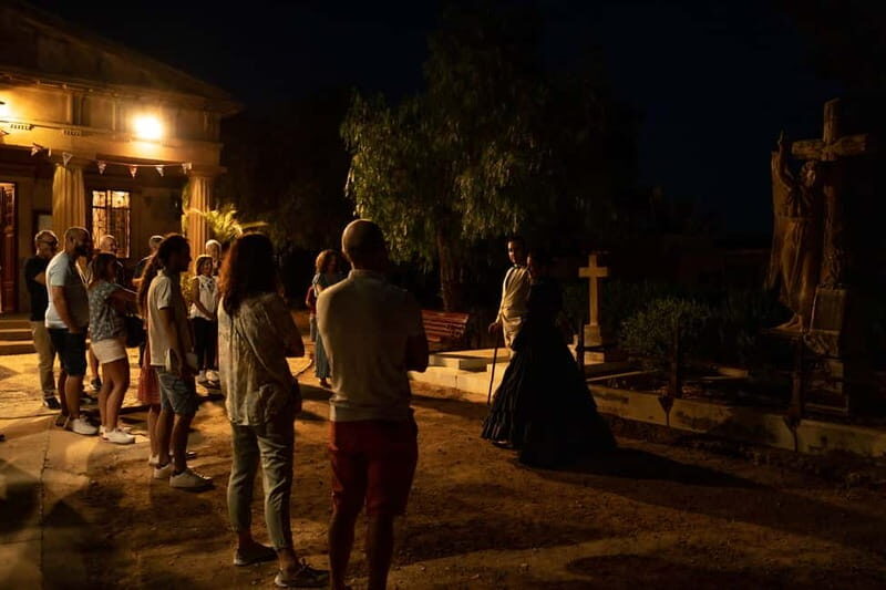 Visita teatralizada nocturna al Cementerio Inglés de Málaga - Who Will Love This?