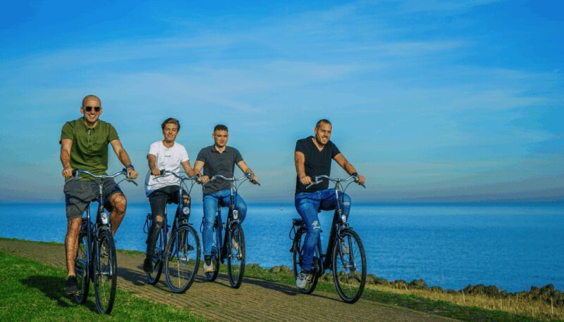 Volendam: Bike Rental including Highlights-Routes - Key Points