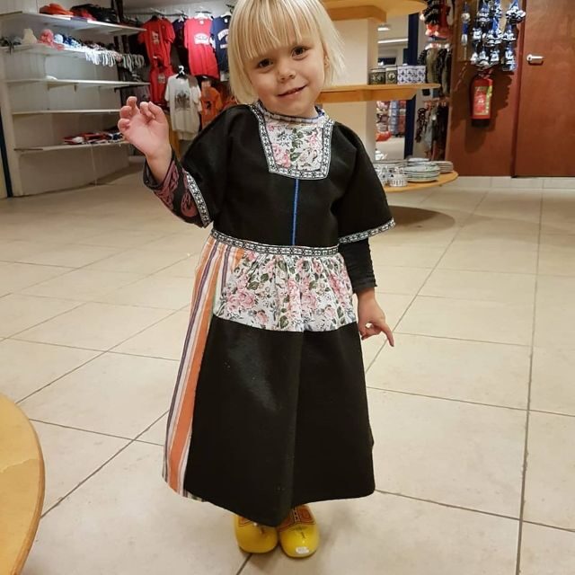 Volendam: Traditional Costume Photo with Cheese & Clog Tour - FAQs