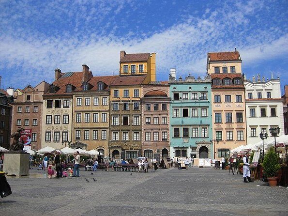 Walk through the Warsaw Old and New Town: like Phoenix from the ashes - Key Points