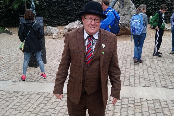 Walking tour in Merrion Square Park with a pint of Guinness Dublin Rogues Tour - Walking Through Merrion Square: What to Expect