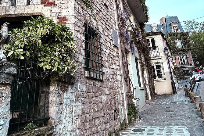 Walking Tour in Montmartre with a guide - FAQs