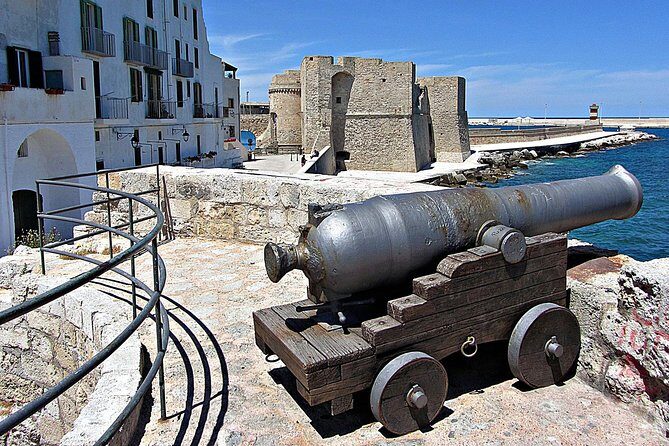 Walking tour in the wonderful Monopoli: Nice cosy Italian old town - Exploring Monopoli: A Cozy Italian Old Town
