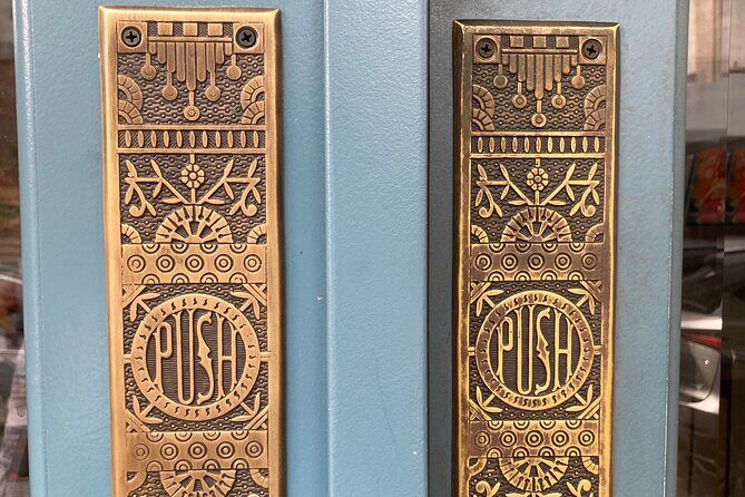 Walking Tour of Savannah's Must-See Sights - Jones Street – The Prettyest Street in Town?