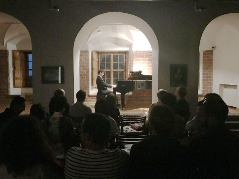 Warsaw: Chopin Concert in the Old Town - Key Points