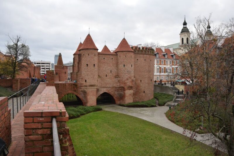 Warsaw: Old Town Guided Walking Tour - Exploring Warsaws Old Town: A Walk Through History and Charm
