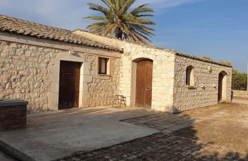 Winery Tour and Wine & Local Food Tasting near Ragusa - Key Points