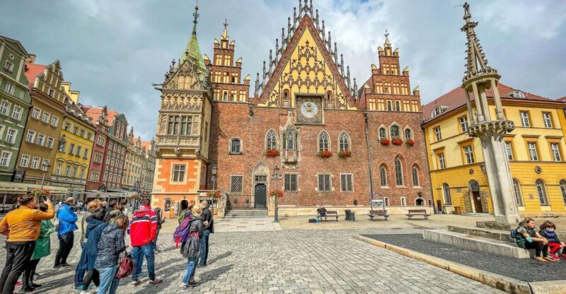 Wrocaw: Old Town and Ostrów Tumski Walking Tour in English - Key Points