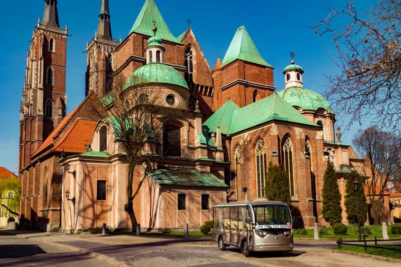 Wroclaw: E-Car Tour and Audio Guide - The route’s two big moments: Cathedra and the Multimedia Fountain Show