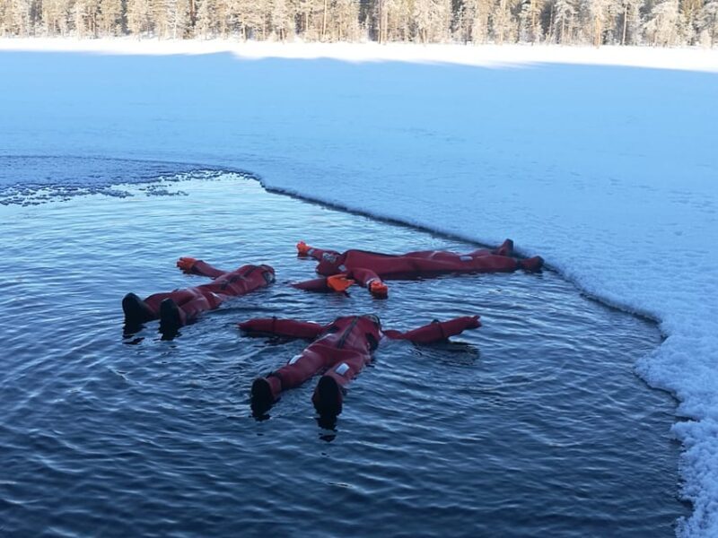 Ylläs: Lake Ylläsjärvi Ice-Floating Experience - Key Points