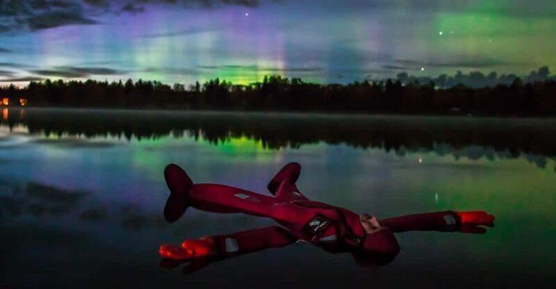 Ylläs: Northern Lights Ice-Floating Experience with Transfer - The Campfire and Warming Up