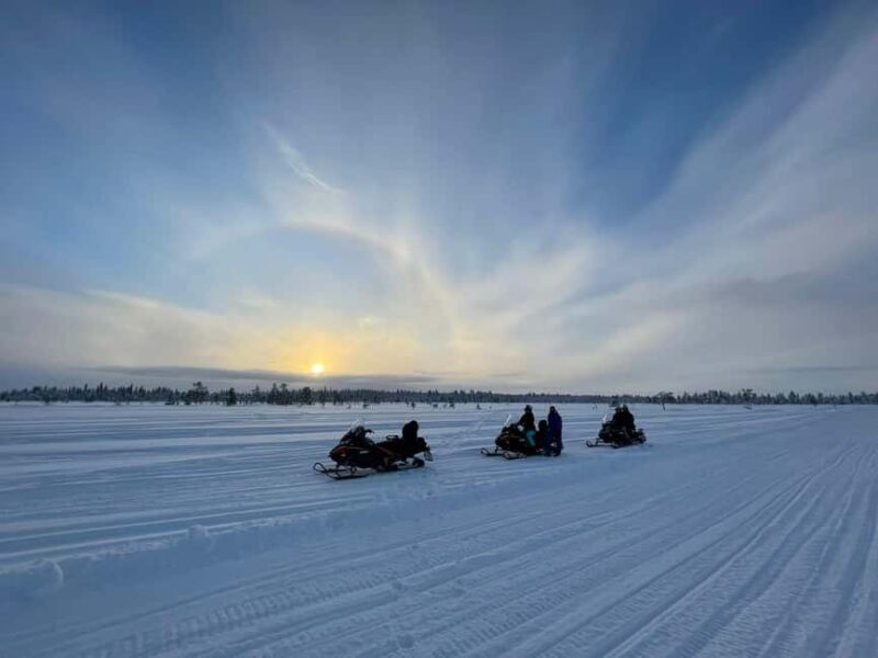Ylläs: Snowmobile trip in a forest with a family company - What to Expect from the Ylläs Snowmobile Trip